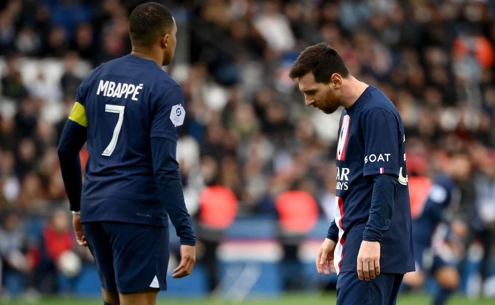 Đề nghị gia hạn hợp đồng của PSG với Messi